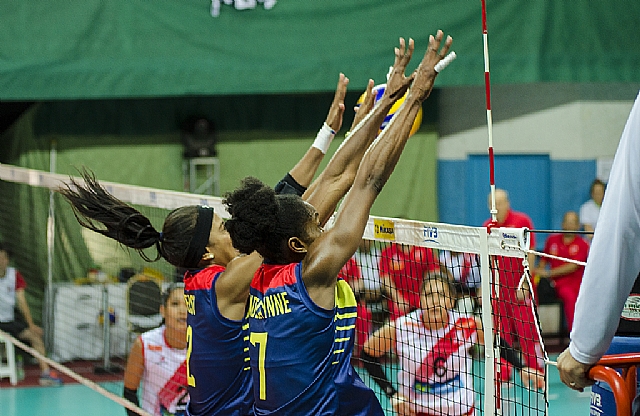 En primer plano, Madelaynne Montaño, figura en la Selección Colombia de mayores de voleibol. FOTO cortesía CSV