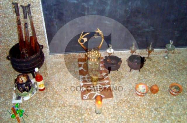 Machetes y esposas eran parte de los objetos usados en el altar que alias "Pichi" tenía en su casa. FOTO CORTESÍA.