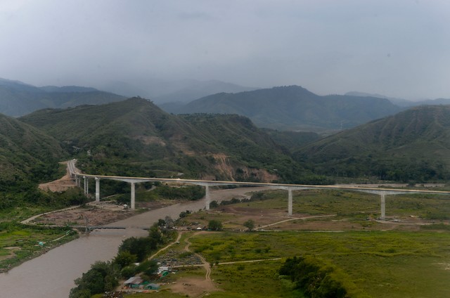 La obra integra el proyecto hidroeléctrico de El Quimbo. FOTO Colprensa