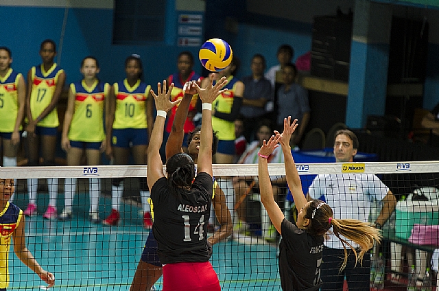La buena sincronización entre bloqueo y ataque que mostró ante Venezuela falló ayer en el duelo con Perú. FOTO cortesía CSV