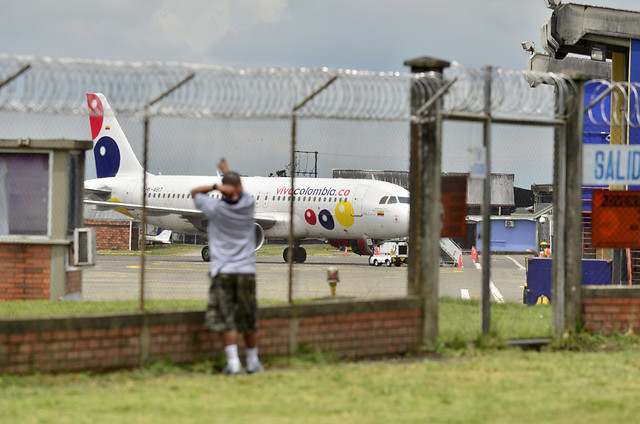 Los pasajeros que viajaban a Medellín se tomaron la pista del aeropuerto Alfonso Bonilla Aragón. FOTO COLPRENSA