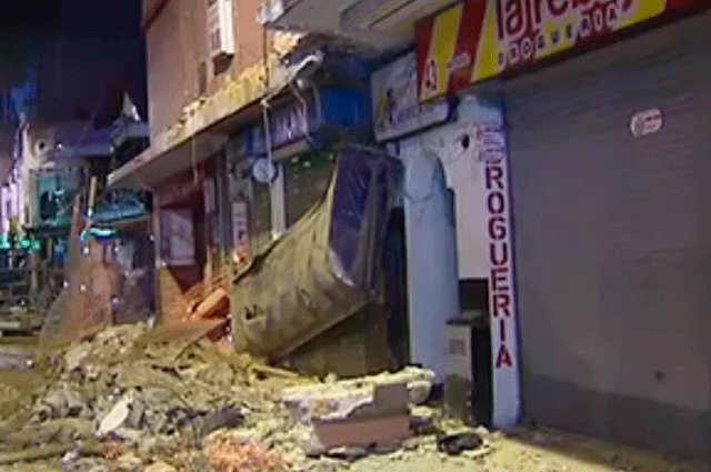 Ninguna personal resultó herida en el momento del desprendimiento de la fachada del hotel, ya que la edificación había sido evacuada el pasado domingo. FOTO Cortesía Caracol TV