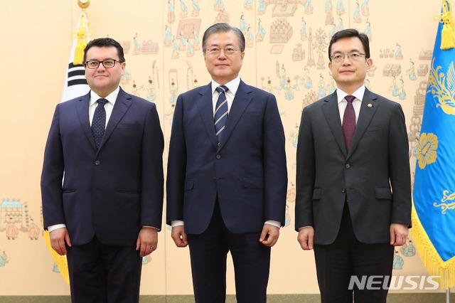 Juan Carlos Caiza (izquierda) presentó sus credenciales como embajador de Colombia en Corea del Sur ante el presidente de dicho país Moon Jae-In en la Casa Azul, sede del poder ejecutivo coreano. FOTO Colprensa