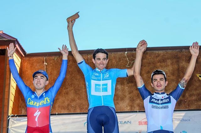 Así quedó el podio de la Vuelta a Chiloé, que consagró a Óscar Sevilla como campeón. Duarte fue tercero. FOTO CORTESÍA TEAM MEDELLÍN