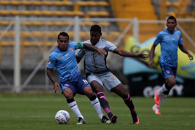 A sus 38 años, el samario David Ferreira (izq) disputa con el Magdalena la primera B, categoría en la que debutó hace 21 años. FOTO COLPRENSA