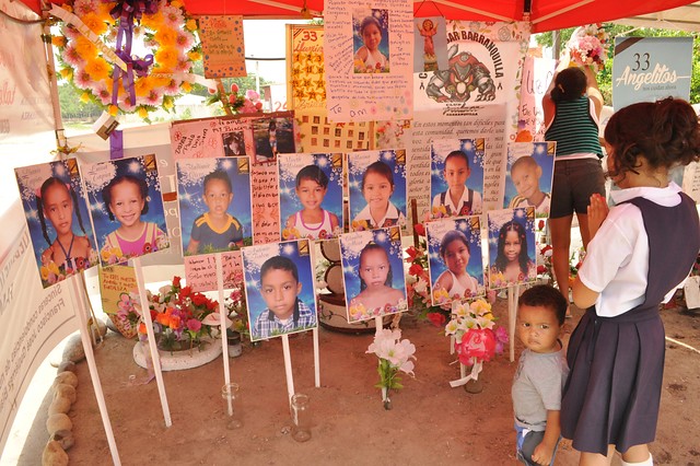 Las familias denuncian que a un año de lo sucedido, lo único que han obtenido es una carpa con las imágenes de los niños. FOTO Colprensa