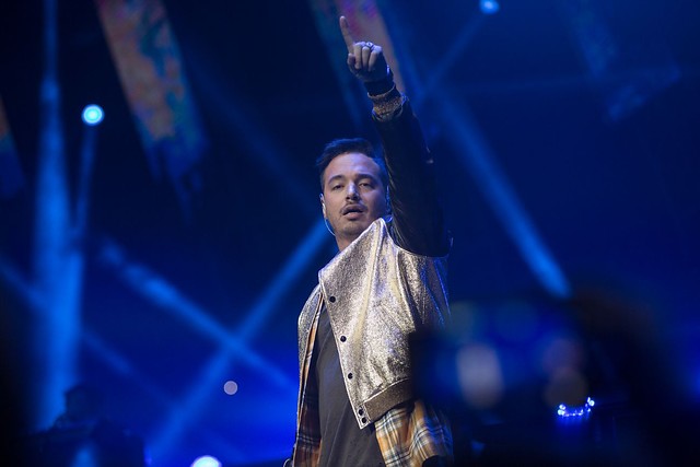 J Balvin durante una presentación en Los Ángeles, donde sorprendió al público invitando a Justin Bieber para una colaboración en vivo. Colprensa / Universal Music 
