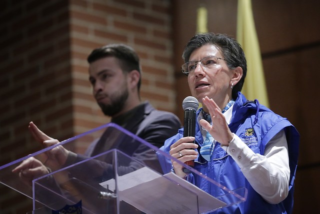 La alcaldesa de Bogotá, Claudia López, por razones de fuerza mayor y para facilitar la reunificación familiar, autorizó el ingreso de vehículos antes de la cuarentena nacional. FOTO COLPRENSA
