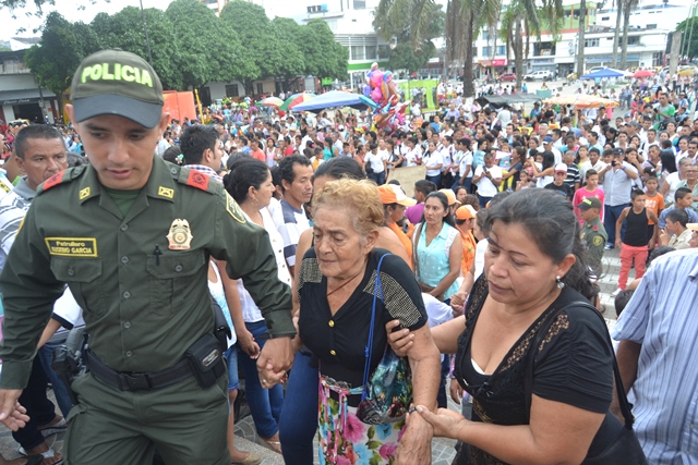 En medio del llanto, pañuelos blancos y voces los familiares pidieron que el peso de la ley caiga sobre los responsables del hecho. CORTESÍA LA NACIÓN 