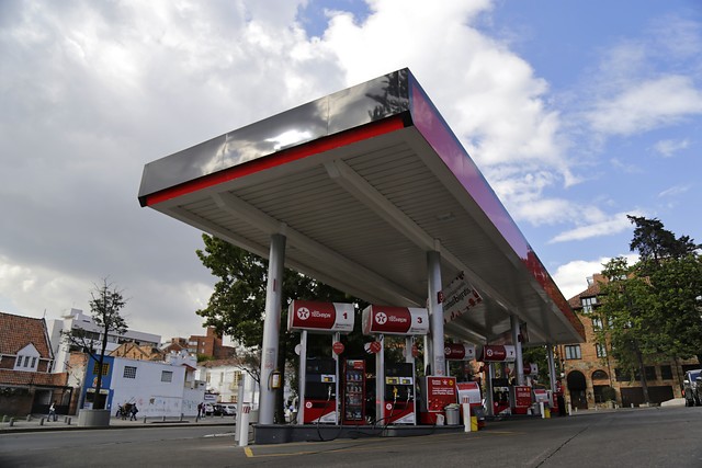 El precio de la gasolina baja en promedio 53 pesos en todo el país. FOTO COLPRENSA