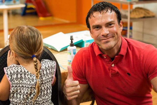 Durante sus clases, Philippe no solo les enseña cómo hacer peinados, sino cómo distraer a sus hijas para que no se muevan, cómo escucharlas y conectar con ellas. FOTO Memories that matter