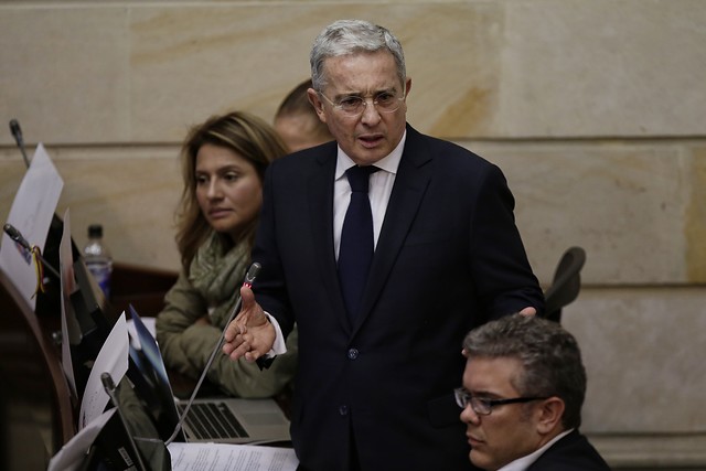 En un nuevo escrito, el expresidente Álvaro Uribe volvió a criticar las políticas de su sucesor. FOTO COLPRENSA