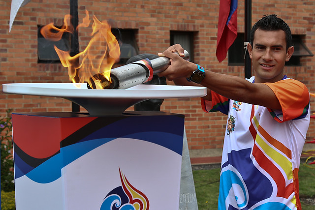 Como campeón mundial, Éider Arévalo fue el portador de la antorcha de las justas de Santa Marta. FOTO Colprensa