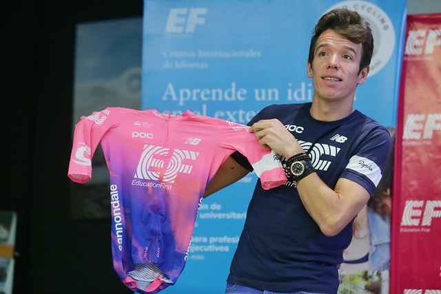 Rigoberto Urán no desaprovechó la presentación del uniforme del equipo, para hacer reir a los asistentes. FOTO COLPRENSA