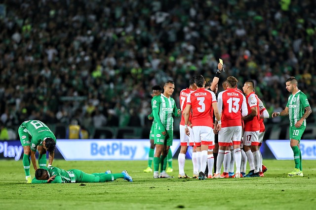 En partidos entre equipos de trayectoria, como Nacional y Santa Fe, se presentan roces que obligan a los árbitros ser muy estrictos con el reglamento. Foto Colprensa