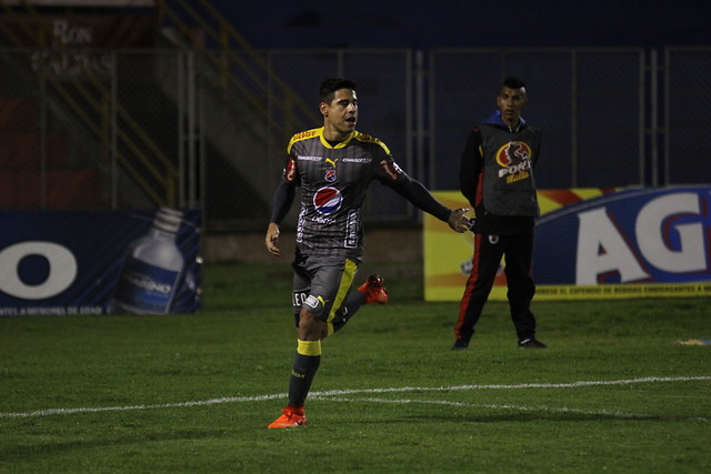 Mauricio Molina celebra el gol del empate parcial en el estadio la Libertad. FOTO COLPRENSA
