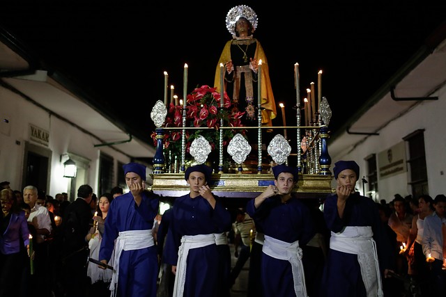 En Popayán (Colombia), la tradición de los cargueros de los pasos es hereditaria en las familias de esta ciudad. FOTO Colprensa