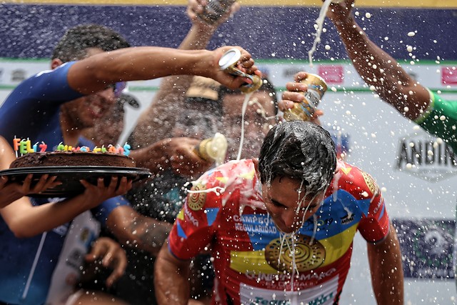Así fue la celebración con sus compañeros del Team Medellín tras la etapa final ayer.