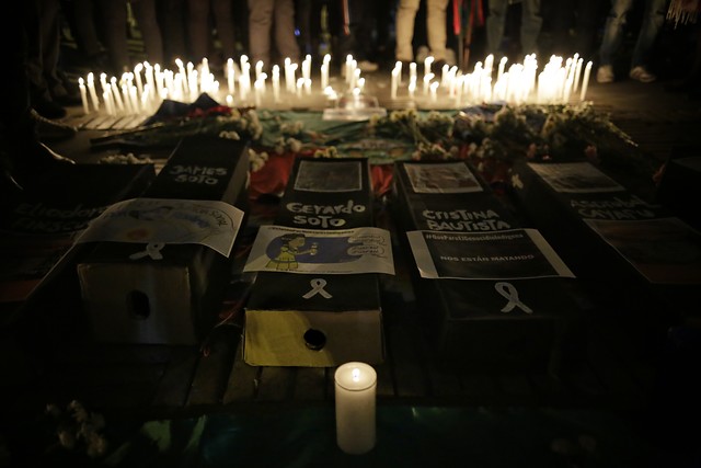 En la plaza de Bolívar de Bogotá se realizó una velatón por el asesinato de indígenas en Toribío Cauca. Foto: Colprensa