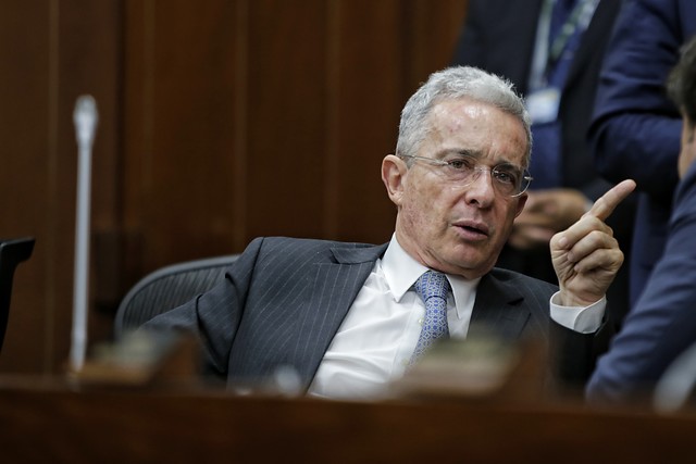 El expresidente Álvaro Uribe Vélez recurre generalmente a su cuenta de Twitter @AlvaroUribeVel para dar información y para generar polémica. FOTO COLPRENSA