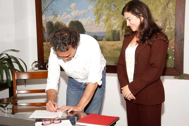 Luz Gladys Tamayo Jaramillo tomó posesión ante el gobernador de Antioquia Sergio Fajardo Valderrama. FOTO CORTESÍA
