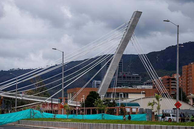 El puente peatonal colapsó mientras e adelantaban pruebas de cargas con soldados. FOTO COLPRENSA