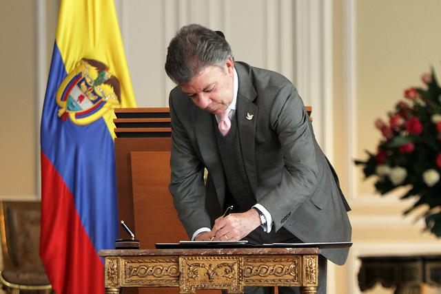 Durante la firma de un decreto que busca dotar a la justicia de recursos para dar agilidad, eficiencia y descongestión a la rama, el presidente Juan Manuel Santos rechazó los “paros injustificados” promovidos por sectores minoritarios. FOTO COLPRENSA