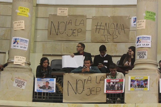 Protestas en el Senado durante la discusión de la JEP. FOTO COLPRENSA