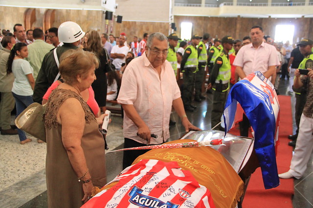 Alci Acosta también llegó a la iglesia. FOTO Colprensa