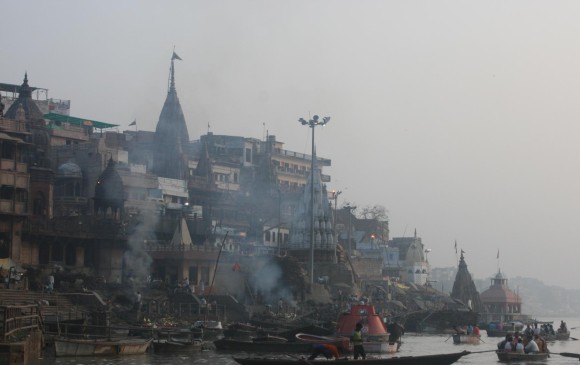 Ghats de cremación junto al Ganges, Varanasi, India.