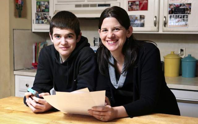 Mamá regaló a su hijo iPhone con contrato de uso | AP | Janell Hofmann posa al lado de su hijo Gregory Hofmann con el contrato de uso de su iPhone.
