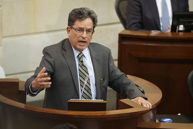 El ministro de Hacienda, Alberto Carrasquilla, llegó temprano a la plenaria del Senado para atender al debate en su contra. Se ubicó junto a la bancada del Centro Democrático. FOTO COLPRENSA