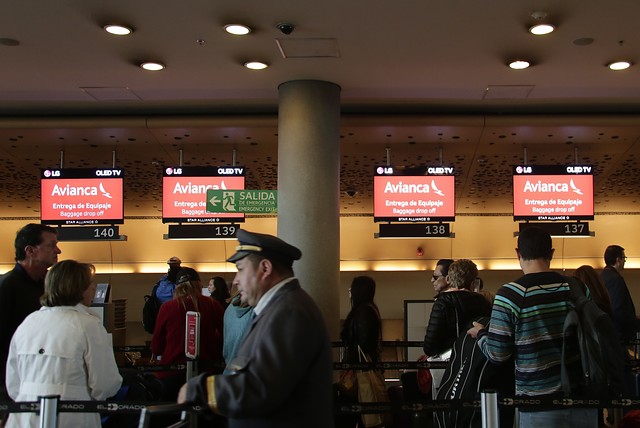 En el terminal aéreo hizo presencia el Esmad para controlar la situación. FOTO COLPRENSA