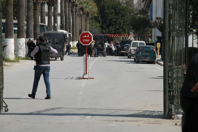 Turistas son auxiliados por elementos de seguridad para abordar un autobús frente al Museo Bardo, donde se registró un ataque armado, en la ciudad de Túnez, capital de Túnez. FOTO COLPRENSA-XINHUA