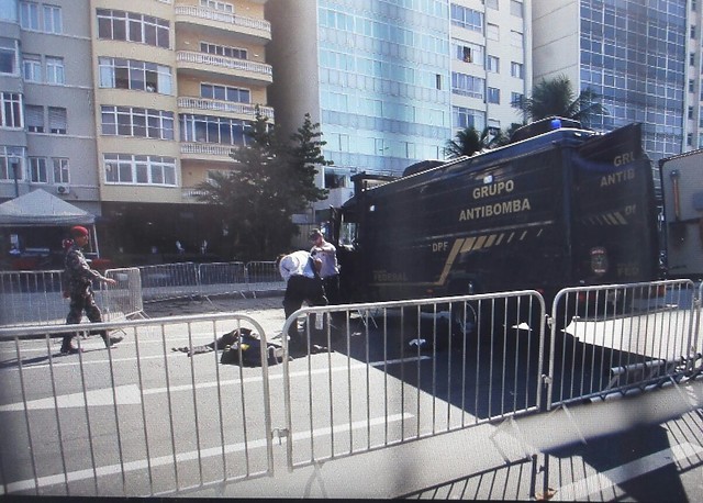 El equipo de desactivación de bombas controló la situación desde detrás de la tribuna de prensa en el circuito de ciclismo de los Juegos Olímpicos. FOTO Colprensa
