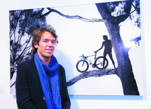 “Las imágenes invocan una estética clásica gracias al sabor de su luz, a la vez que contemporánea por la presencia de la bicicleta y el mínimo atavío del ciclista”, dice la curadora María del Pilar Rodríguez. FOTO Colprensa