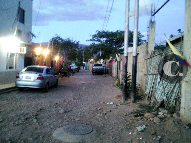 Una de las calles principales del sector la invasión. FOTO ROSALINDA HERNÁNDEZ. 