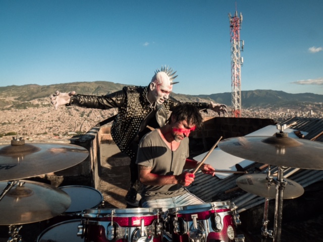 I.R.A. grabó su videoclip en Estados Unidos. Perros de reserva quiso hacerle un homenaje a Rodrigo D. No Futuro con el video. FOTOS CORTESÍA I.R.A.: mario alvarán y perros de reserva. 