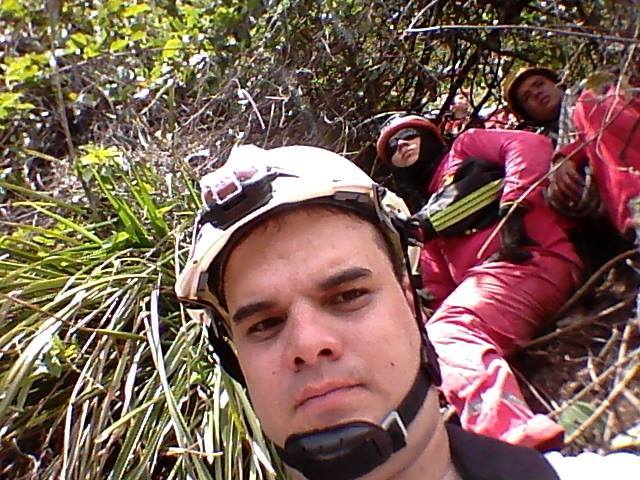 Con cuerdas y otras ayudas, los rescatistas subieron hasta la montaña. En la imagen Sebastián Leal.