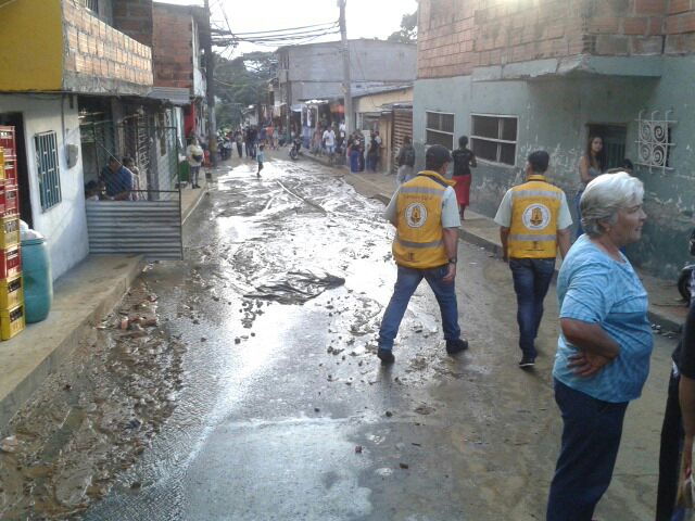 El talúd se ellevó la tubería de agua de tres pulgadas. FOTO Robinson Saénz