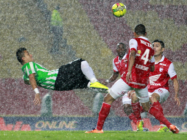 Colprensa - El agua impidió un buen desempeño de los jugadores, sobre todo en el segundo tiempo. La cancha se puso imposible para el transporte del balón.