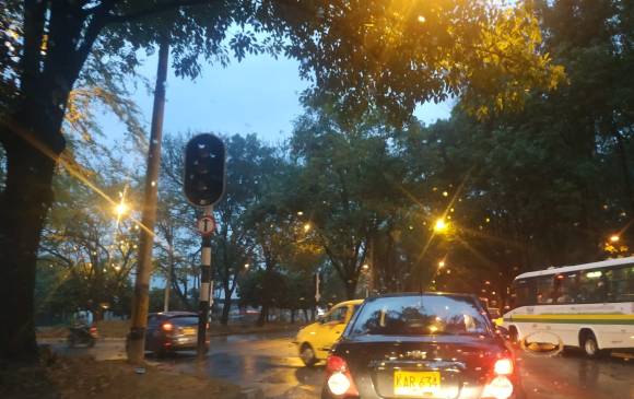 Los semáforos de la glorieta están apagados. FOTO CORTESÍA