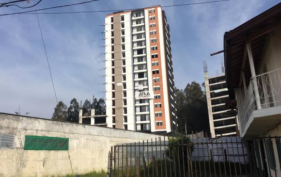 Así lucía el edificio Altos del Lago antes de la implosión. FOTO ESTEBAN VANEGAS
