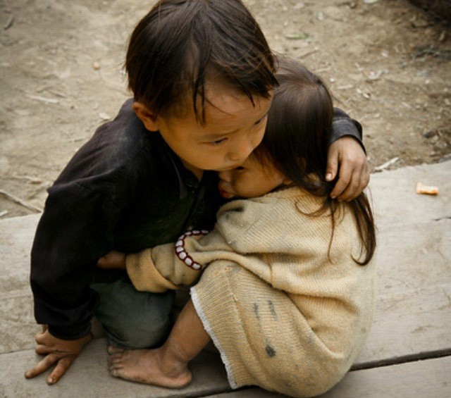 El abrazo de los hermanos después del terremoto de este año en Nepal, esta foto se popularizó. La foto era de 2007.