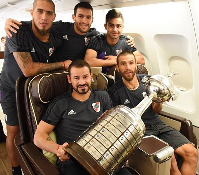 Muestras orgullosos el trofeo ganado en Madrid el 9 de este mes. FOTO TOMADA DE TWITTER DE RIVER PLATE