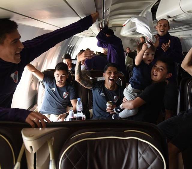 Instantes previos al aterrizaje en Ezeiza. La fiesta fue en el avión. FOTO TOMADA DE TWITTER DE RIVER PLATE