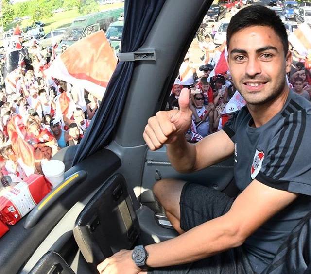 Los jugadores se dieron el ratico para conducir el auto. FOTO TOMADA DE TWITTER DE RIVER PLATE