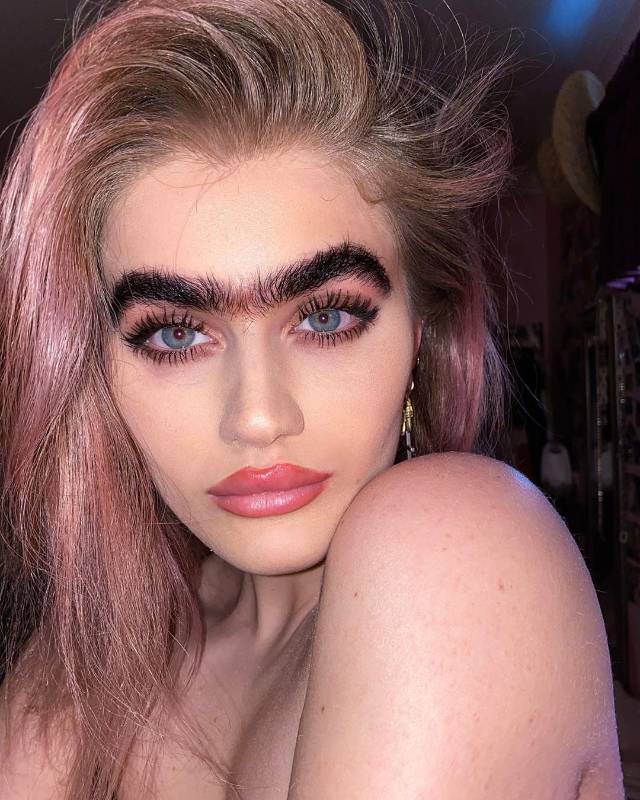 Sophia Hadjipanteli se crió Estados Unidos, aunque tiene ascendencia de Medio Oriente, y tiene 24 años. Ha sido imagen de marcas como Diesel, Guess y Savage X Fenty, la marca de lencería de la cantante Rihanna. Su activismo en el mundo del modelaje la llevó a sacar la campaña #UnibrowMovement (Movimiento uniceja), una invitación a aceptar las características físicas tal cual son. Foto: sophiahadjipanteli