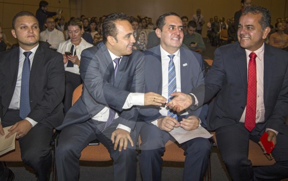 Johnny A. García (izquierda), alcalde de La Estrella; León Mario Bedoya, alcalde de Itagüí; Raúl Eduardo Cardona, alcalde de Envigado y Carlos Durán, alcalde de Caldas, se saludan al inicio del evento Aburrá Sur Cómo Vamos. FOTO Donaldo zuluaga