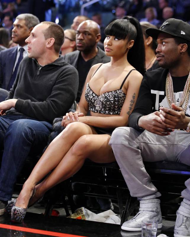 La cantante Nikki Minaj (c) observa la segunda mitad del partido. FOTO AP